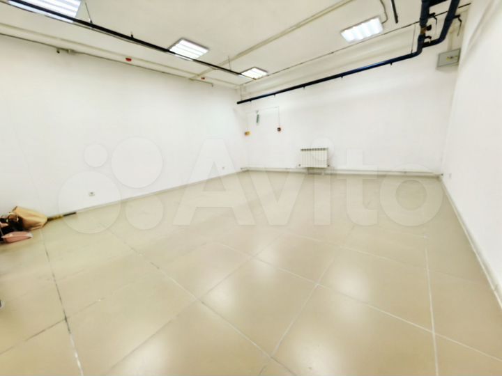 Квадратный офис 37 м² с водой на первом этаже