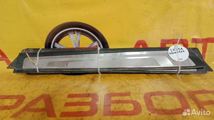 Накладки порогов skoda roomster