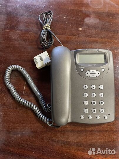 Старый проводной телефон