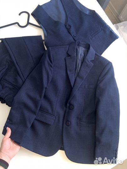 Школьный костюм или праздничный 134