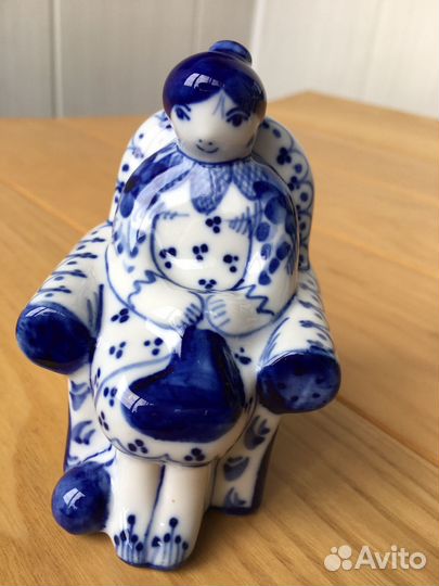 Статуэтка гжель Бабушка вяжет носок Шекма Гжель