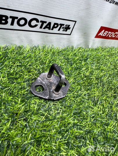 Петля крышки багажника задняя Mazda 3 BK LF17 2006