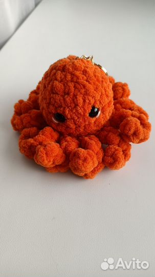 Вязаная игрушка. Брелок осьминожка