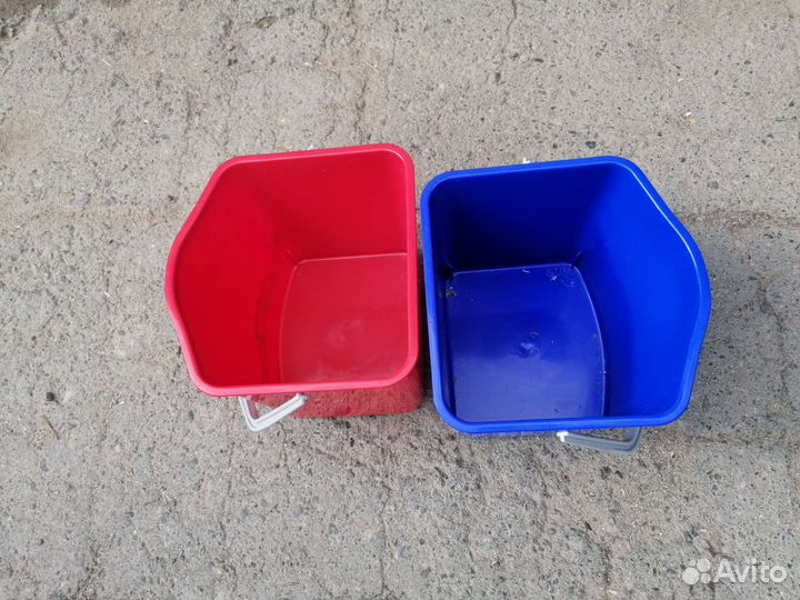 Лопата для уборки снега и ведра для телеги