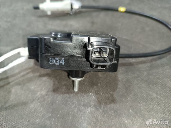 Замок лючка бензобака toyota harrier ACU30W ACU35W GSU30 GSU30W. GSU35W GSU36W MCU30W MCU31W MCU33 M