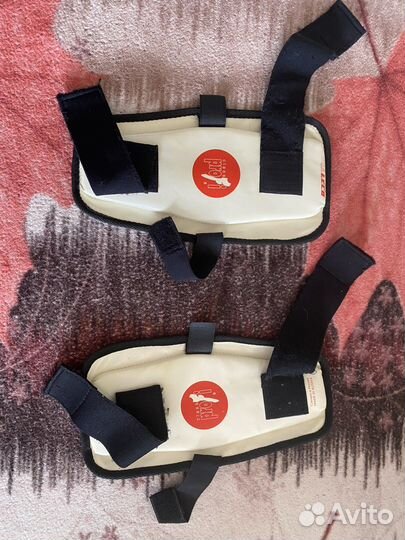 Боксерские перчатки и наколенники