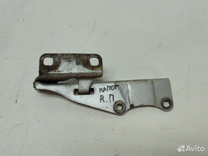 Петля капота передняя правая Nissan Bluebird EU14