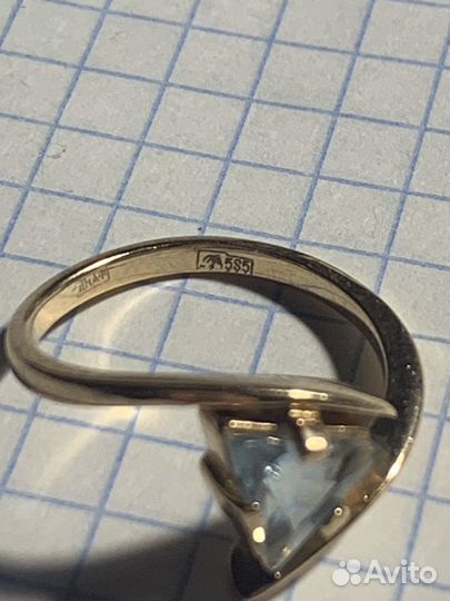 Золотое кольцо с на топазом