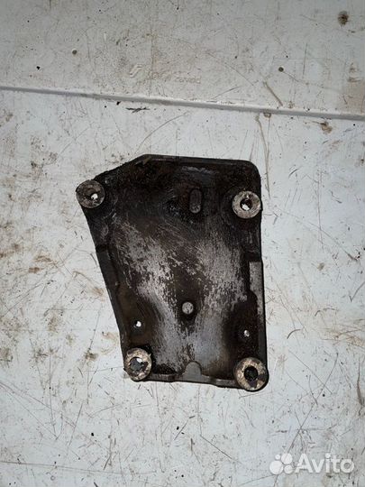 Кронштейн компрессора кондиционера Ford Focus