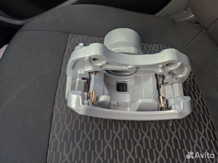 Суппорта передние Nissan tiida