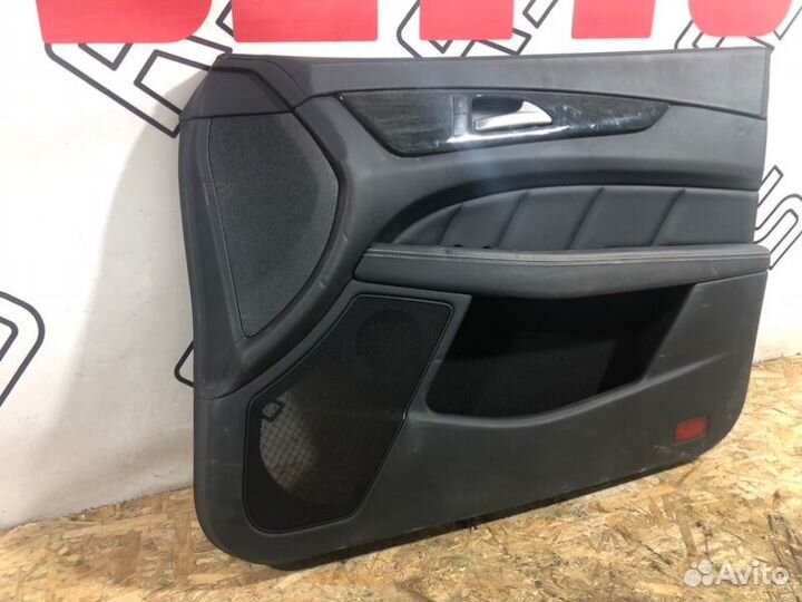 Обшивка двери передняя правая Mercedes-Benz