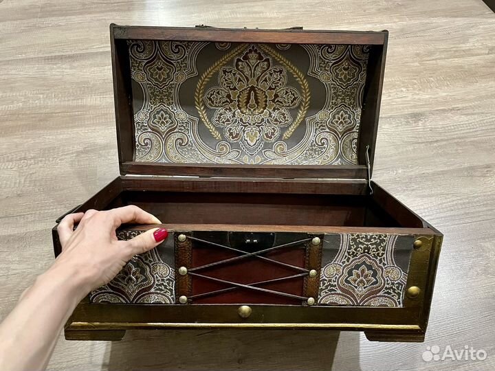 Сундук из дерева с отделкой натуральной кожей