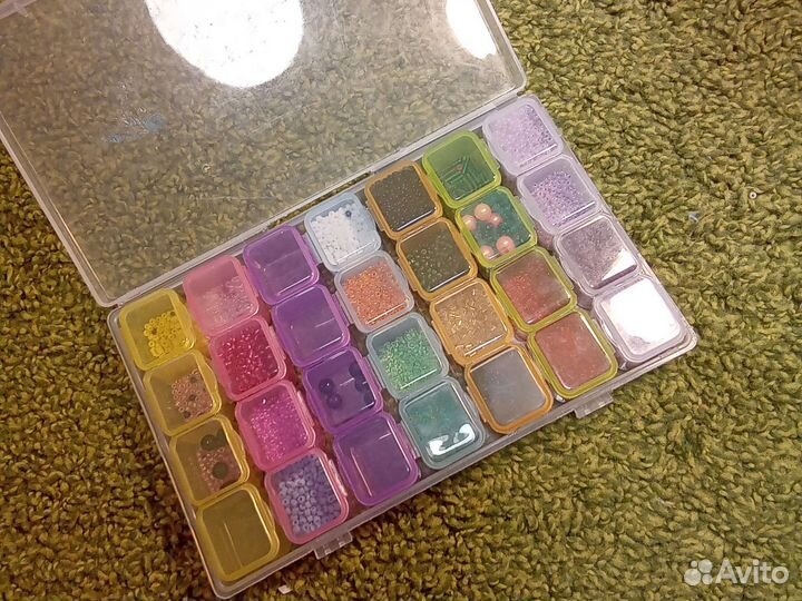 Набор бисера, несколько цветов и есть бусинки