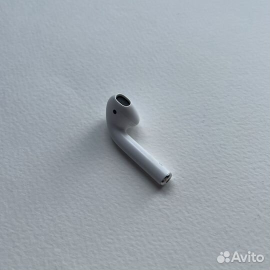 Правый наушник AirPods