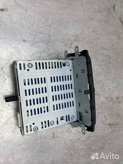 Магнитола Renault Logan 2 седан 1.6 Л 2015