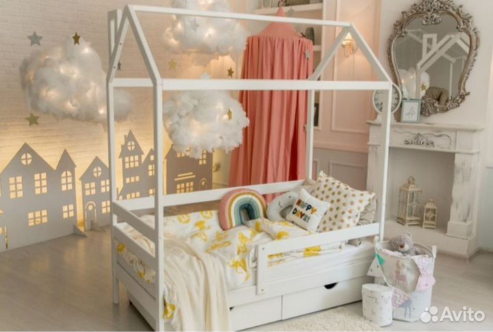 Кроватка с бортиком из натурального дерева для мал