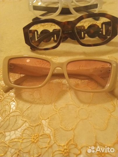 Очки разные белые солнечные,остальные -2