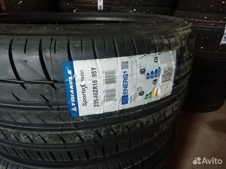 Triangle Sports TH201 235/40 R18