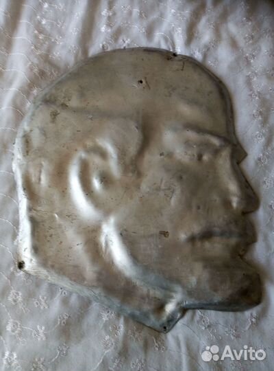 Барельеф В.И. Ленин