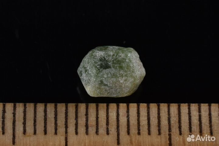 Кристалл. Андрадит (демантоид). Лот №944