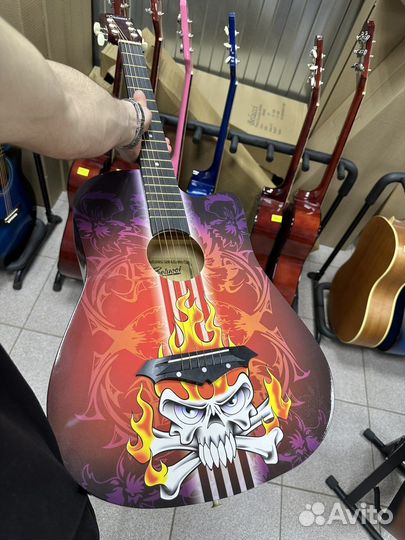 Акустическая гитара с рисунком