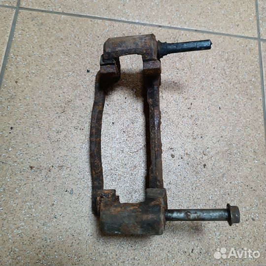 Скоба суппорта передняя левая subaru legacy 2