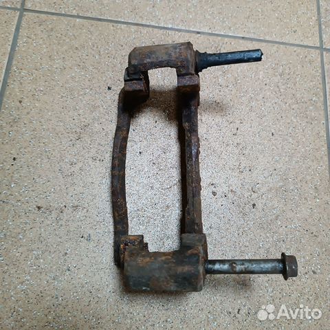 Скоба суппорта передняя левая subaru legacy 2