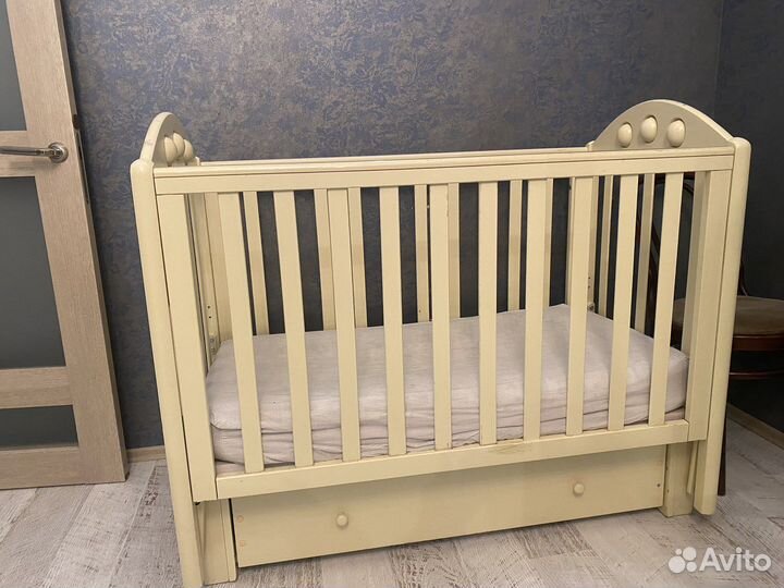 Детская кровать и пеленальный комод