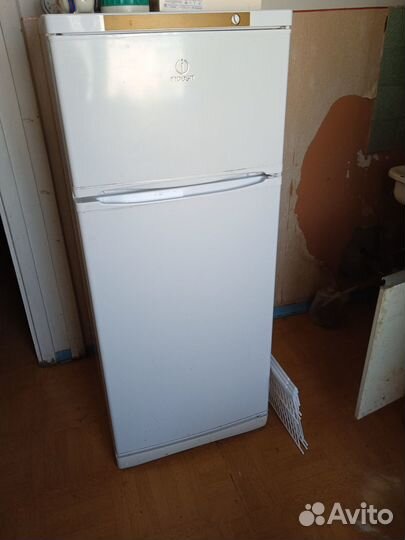 Холодильник indesit ST145.028