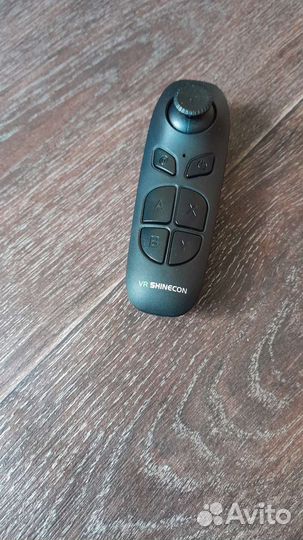 Очки виртуальной реальности с наушниками и пультом