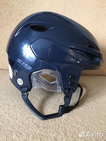 Хоккейный шлем