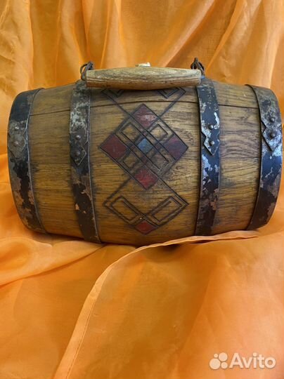 Старинный винный бочонок