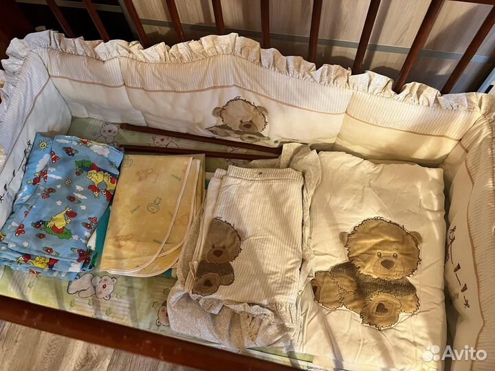 Детская кроватка с маятником и ящиком