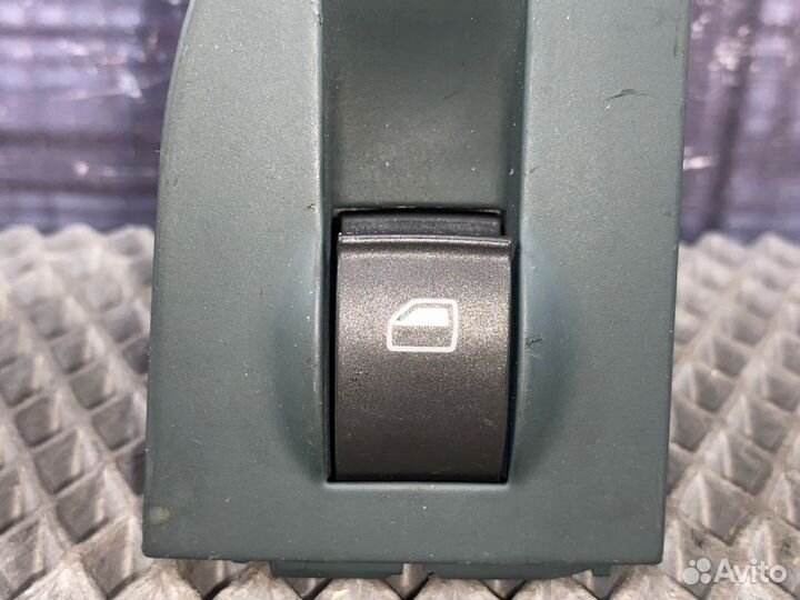 Кнопка стеклоподъемника правая Audi Allroad C5 BES