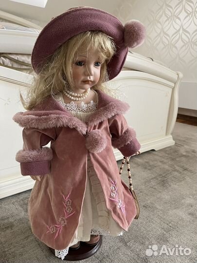 Кукла фарфоровая