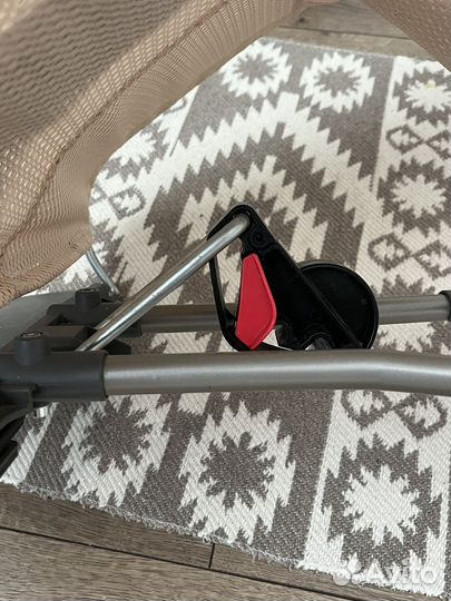 Шезлонг babybjorn с игрушкой