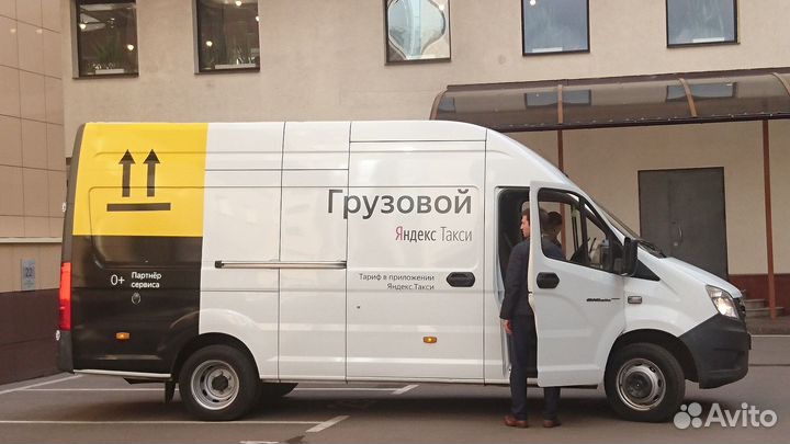 Водитель на личном грузовом автомобиле