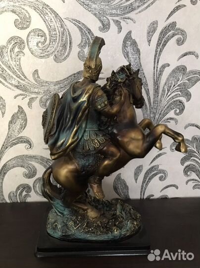 Статуетка война верхом на коне