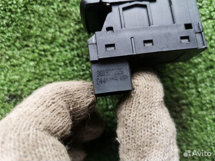 Кнопка стояночного тормоза на VW Passat B8 15-20