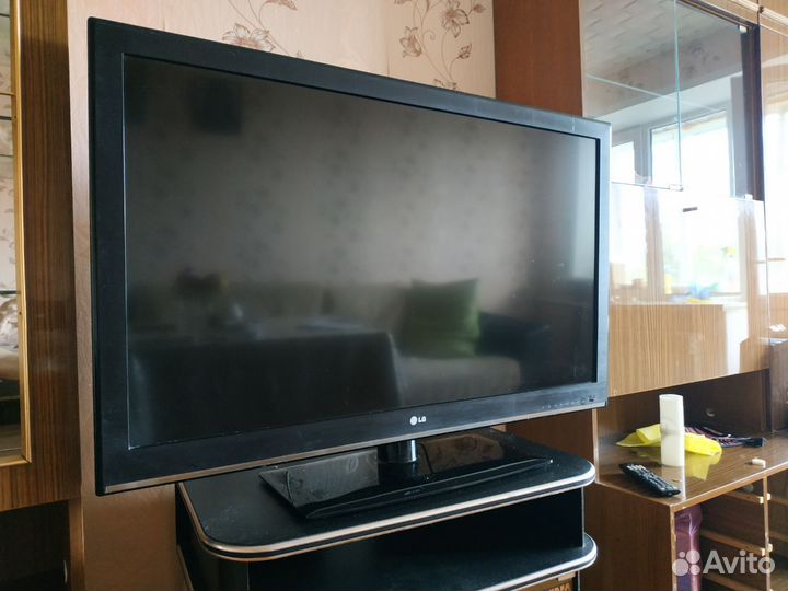 Плоский телевизор LG диагональ 107 см