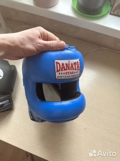 Боксерский шлем с перчатками