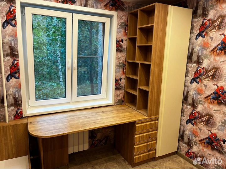 Письменный стол в детскую