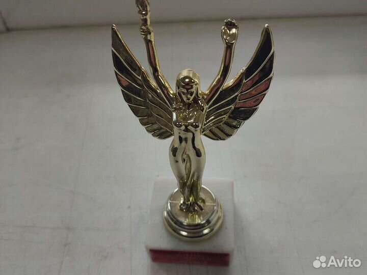 Статуэтка Ника на подставке