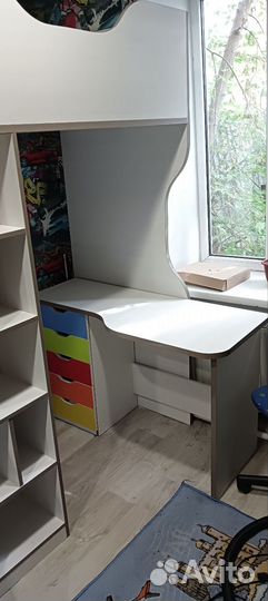 Детская кровать чердак со столом и шкафом