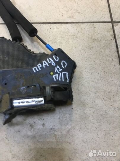 Замок дверной передний правый Toyota Land Cruiser