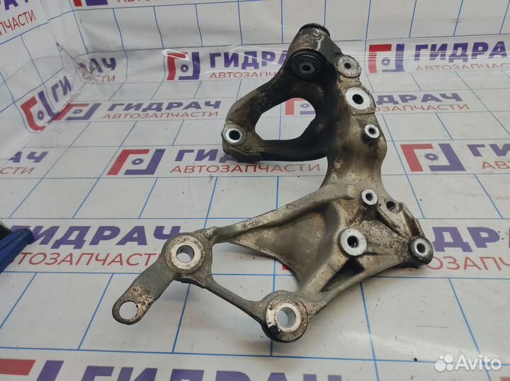 Кронштейн переднего рычага правый Honda Civic (5D)