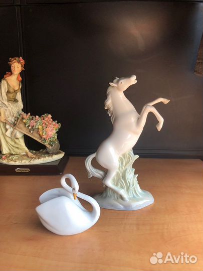 Фарфоровые статуэтки,конь лебедь