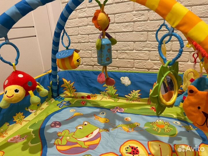 Развивающий коврик с игрушками