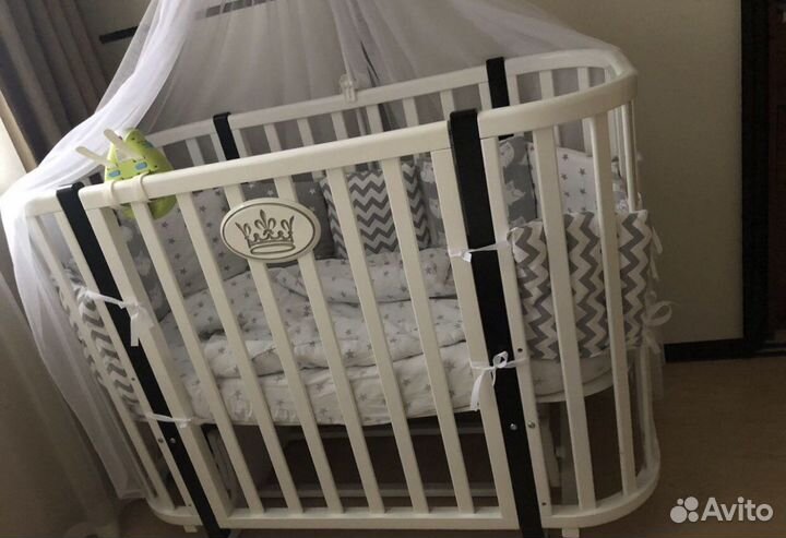 Детская кроватка с маятником белая