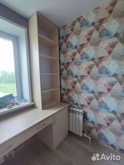 Рабочая зона у окна со шкафом. Рабочая зона